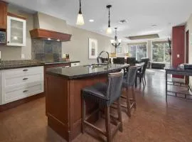 Star Suite -Luxurious condo with 3 fireplaces, and open Pool!