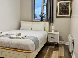 Stylish 2 Bed Apt Near Birmingham