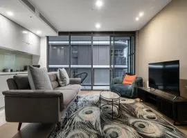 Elegant City Fringe Condo w Pool & FREE Parking