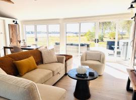 Waterfront Cottage ''The Dream'' with Private Hot Tub，位于希迪亚克的带热水浴缸的酒店