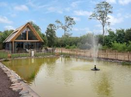 Modern lodge stay with pond view，位于Schaluinen的乡村别墅
