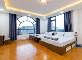 Hotel Hoa Cúc Phương Dĩ An - Bình Dương，位于Dĩ An的酒店