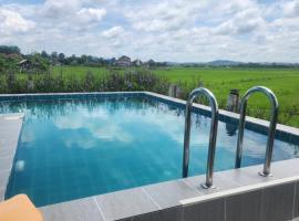 บ้านกลางนาพูลวิลล่า น่าน，位于南府的带泳池的酒店