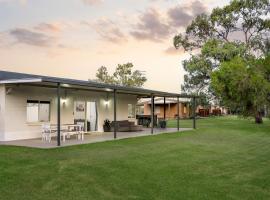 Riversands Rest Accommodation Scenic Riverfront Cottages, Paringa，位于伦马克的酒店