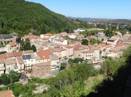 Gîte Dourdou - Les Hauts de Camarès，位于卡马雷斯西尔瓦内斯修道院附近的酒店