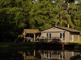 Unieke chalet aan het water，位于Lille的酒店