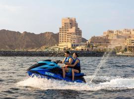 富查伊拉海滩费尔蒙酒店及度假村，位于艾阿卡的酒店