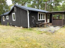 Holiday home within walking distance to beaches，位于Hellvi的酒店