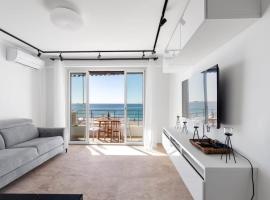 Superbe 2 pi&egrave;ces Front de Mer, Le Lido，位于昂蒂布的酒店