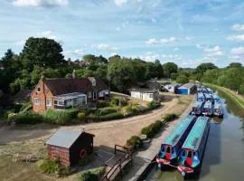 Waterside Cottage - Sleeps 11 on Grand Union Canal
