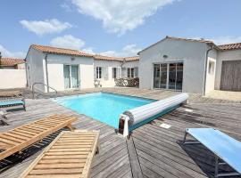 Belle maison familiale avec piscine et parking，位于Loix的酒店