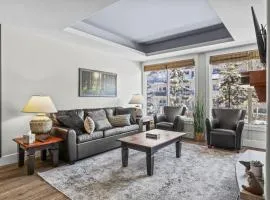 Mountain Escape 2BR Hot tub and Pool Near Banff