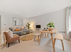 Modern home in Sunninghill，位于阿斯科特的酒店