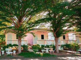 บ้านพักหน้าหาดชะอำใต้，位于Ban Sahakham的青旅