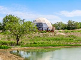 Luxury Glamping Dome on Texas Farm，位于圣马科斯的酒店