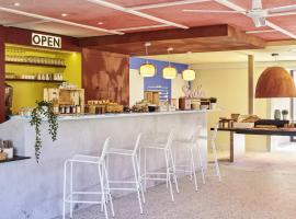 Greet Hotel Versailles - Voisins Le Bretonneux，位于维尼森斯勒博特涅的酒店