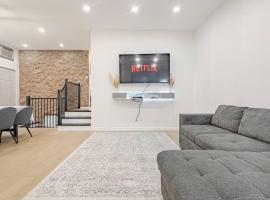 Top Rated Vacation House Montreal Private Parking，位于拉瓦尔的酒店