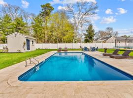 Family Retreat hot tub Firepit Beach nearby，位于巴恩斯特布尔的酒店