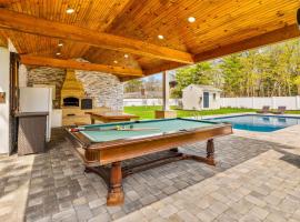 Family Retreat hot tub Firepit Beach nearby，位于巴恩斯特布尔的酒店