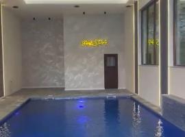 Perla Dacilor，位于Grădiştea de Munte的带泳池的酒店