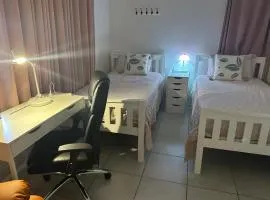 UQ big room 2 bed for 2 people Q1