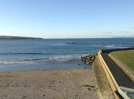 North Coast Property - Thurso Beachfront Apartment，位于瑟索的酒店