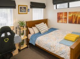 Stonebrook Haven - AC Room, Dedicated Bath, Free parking，位于罗尔斯顿的酒店