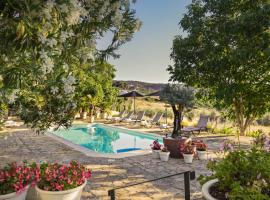 Discreet Luxury Home With Splendid Views，位于La Cimada的酒店