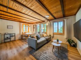 Mountain Apartment with Hot Tub - Where Design Meets Nature，位于阿克斯普的酒店