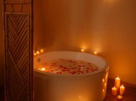 Spa & Chalet romantique - Expérience 5 étoiles，位于Montignac-Charente的酒店