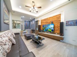 橙居 台南安平包棟民宿 依人數開放房型 麻將 唱歌 泡湯屋 加大雙人床，位于安平区的酒店