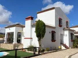 Agradable casa con piscina en la serranía.