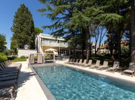 Hotel Emaus，位于诺维格勒伊斯特拉的酒店