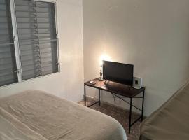 King Bed Private Apartment，位于庞塞的酒店