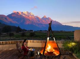 山眷云·日照金山·田也咖啡·雪山全幅画景酒店，位于白沙的酒店