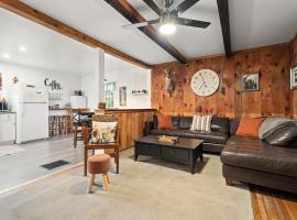 Rustic Cabin Getaway Close to Everything Fun!，位于Beaver Dams的酒店