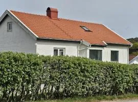 Apartment in Skärhamn within walking distance to the beach SE09138