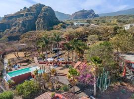 Private 5-Bedroom Compound with Pool Tepoztlán Retreat，位于迪坡斯特兰的酒店