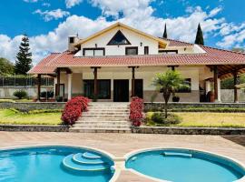 Casa de campo con piscina，位于洛哈的酒店