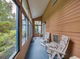 Charming Retreat w/ Deck ~ 4 Mi From Casco Bay!