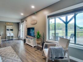 Waterfront Home Near Mark Twain National Forest，位于波普勒布拉夫的酒店