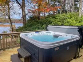 Lakefront Family Home, Kayaks, Hot Tub, Fireplace