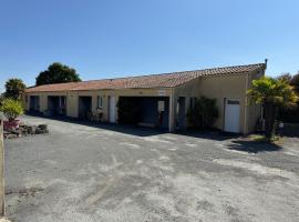 Carline Hotel，位于Vergné的酒店