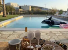 Villa Loretta with pool, jacuzzi and garden