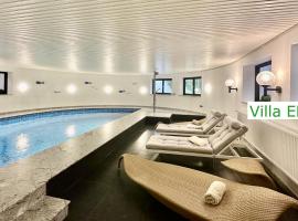 Luxus Ferienhaus Villa EMG München in Moosburg mit Pool, Kamin, Wald, See für Familien Gruppen bis 24 Personen，位于莫斯堡的酒店