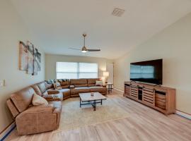 1 Mi to Golf Sebring Condo with Pool Access!，位于赛百灵的酒店