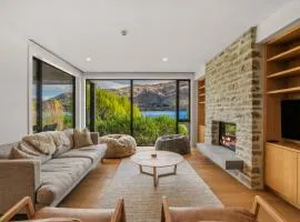 Lakefront Luxury 2 Bedroom Apartment
