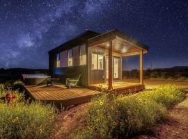 Tiny Home w Panoramic Views Hot Tub Near Zion，位于卡纳布的小屋
