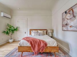 Stay Portland - The Sullivan's Gulch Lodge - 94 WalkScore，位于波特兰的木屋