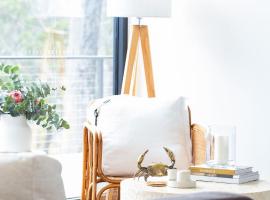 White Beach Retreat - Luxury With Water Views，位于白沙滩的酒店